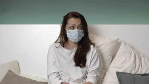 Беспокойная девушка в самоизоляции боится вирусов, плюет антибактериальным спреем — стоковое видео