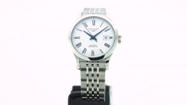 스위스 생이미에 (Saint-Imier, Switzerland, 2.02.2020) - 롱 인들은 흰색 시계면 이 스테인리스 스틸 팔찌로 되어 있는 것을 본다. 전형적 인우아 한 거즈로 시계를 만들었다 — 비디오