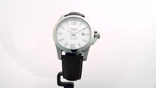 Saint-Imier, Schweiz, 2.02.2020 - Longines Uhr weißes Zifferblatt mit Lederarmband. klassisch elegante Schweizer Uhren — Stockvideo