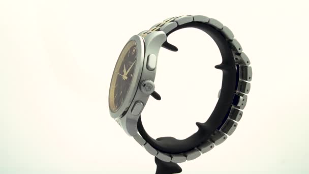 Ibach, Svizzera 7.04.2020 - Victorinox Uomo orologio cassa in acciaio quadrante nero quadrante in faccia bracciale in acciaio inox rotante su stand isolato su sfondo bianco — Video Stock