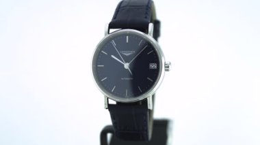 Saint-Imier, İsviçre, 2.02.2020 Longines siyah saatin yüz üstü çevirme kayışını izliyor. Klasik İsviçre yapımı saatler.