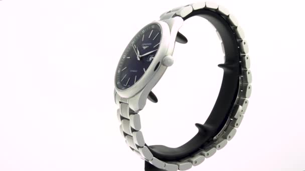 Saint-Imier, Zwitserland, 2.02.2020 - Longines horloge zwarte wijzerplaat Draaien op standaard roestvrij stalen armband — Stockvideo