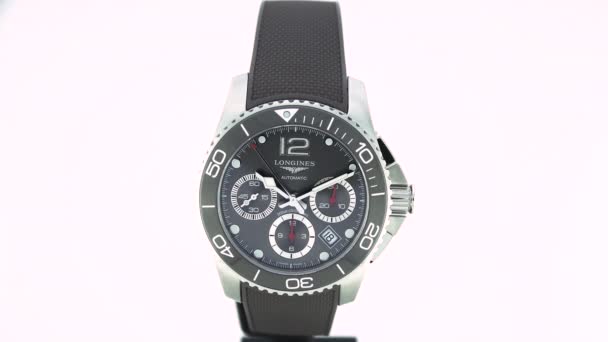 Saint-Imier, Szwajcaria, 2.02.2020 - Longines zegarek czarny zegar twarz wybrać skórzany pasek. modne nowoczesne szwajcarskie zegarki — Wideo stockowe
