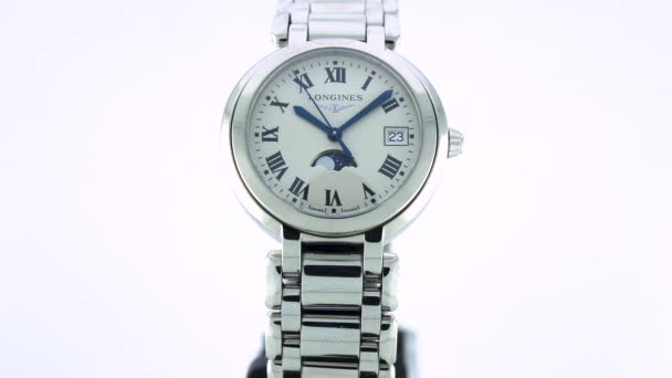 Saint-Imier, Suiza, 2.02.2020 - Longines reloj blanco esfera del reloj pulsera de acero inoxidable. relojes suizos elegantes clásicos — Vídeo de stock