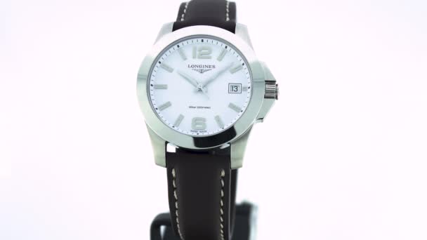 スイス、サンImier 、 2.02.2020 -ロンジンは、白い時計の顔の文字盤レザーストラップを見て。クラシックなエレガントなスイス製の腕時計 — ストック動画