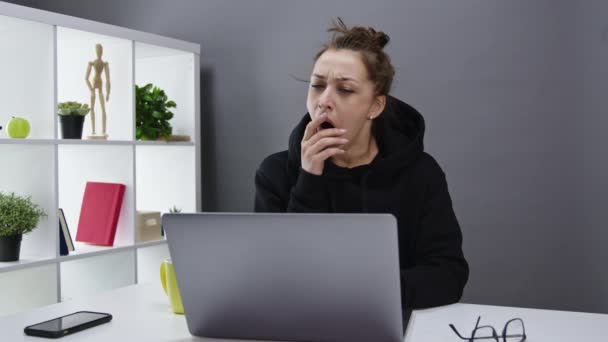 Jong meisje in een zwart hoodie leert online op afstand van een huis in quarantaine — Stockvideo