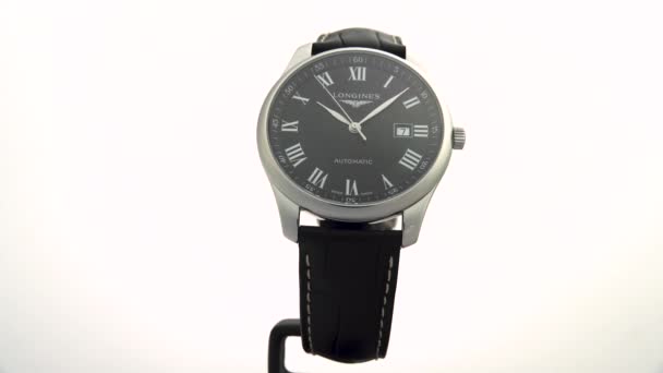 Saint-Imier, Suisse, 2.02.2020 Longines montre cadran noir horloge bracelet en cuir — Video