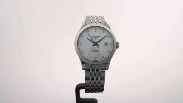 Saint-Imier, Suiza, 2.02.2020 - Longines reloj blanco esfera del reloj pulsera de acero inoxidable — Vídeos de Stock