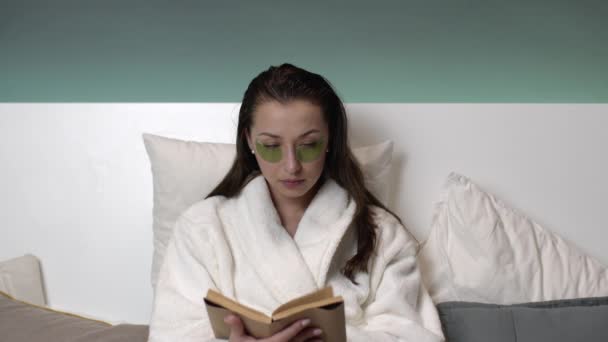 Müde sexy Frau im Bademantel und Flecken auf den Augen gähnen und einschlafen — Stockvideo