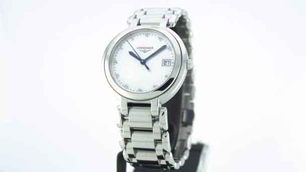 Сен-Имье, Швейцария, 2 февраля 2020 года - часы Longines с белыми циферблатами циферблата из бесстального стального браслета — стоковое видео