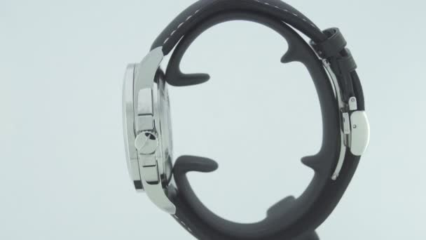 Saint-Imier, Zwitserland, 2.02.2020 - Longines horloge witte wijzerplaat wijzerplaat leren band — Stockvideo