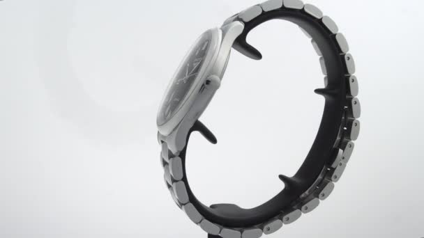 Saint-Imier, Zwitserland, 2.02.2020 - Longines horloge zwarte wijzerplaat Draaien op standaard roestvrij stalen armband — Stockvideo