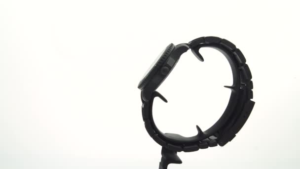 Ibach, Svájc 7.04.2020 - Victorinox Man óra rozsdamentes acél tok fekete óra számlap forgó állvány elszigetelt fehér háttér — Stock videók