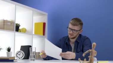 Genç yaratıcı grafik tasarımcısı kalem çizimi, serbest sanatçı konsepti