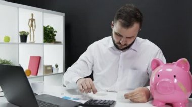 İş adamı iflas etti çünkü Coronavirus maliyetleri ve gelirleri göz önünde bulundurur.