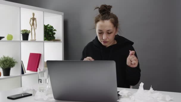 Mooi meisje werken op laptop van huis in quarantaine en voortdurend niezen — Stockvideo