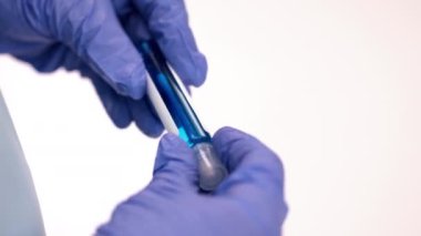 Laboratuvar teknisyeninde Covid-19 analizleri var. Coronavirus burun temizleme testleri
