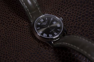 Saint-Imier, İsviçre 31.03.2020 - Longines 'in yakın plan görüntüsü paslanmaz çelik kasa siyah saat yüz çevirme deri kayış İsviçre yapımı kuvars mekanik saat İsviçre yapımı