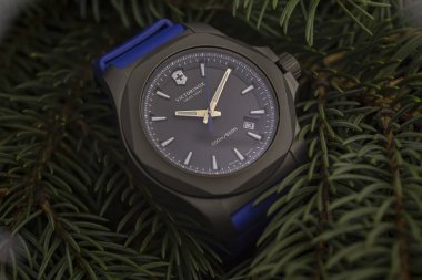 İbach, İsviçre 31.03.2020 - Victorinox adamının yakın çekimi karbon kasalı lastik kayış, gri saat, İsviçreli kuvars mekanik saat, İsviçre ladin dallarında üretilmiş.