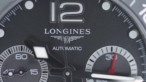 Saint-Imier, İsviçre, 2.02.2020 - Longines siyah saat yüz çevirme makrosu izliyor. Modern İsviçre saatleri. — Stok video
