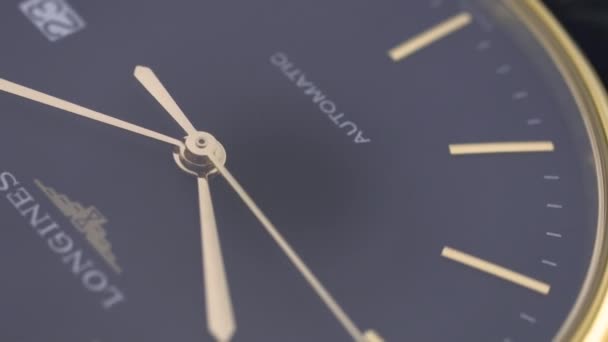 Saint-Imier, Szwajcaria, 2.02.2020 - Longines złoty zegarek czarny zegar twarz wybrać makro. klasyczny elegancki szwajcarski wykonane zegarki — Wideo stockowe
