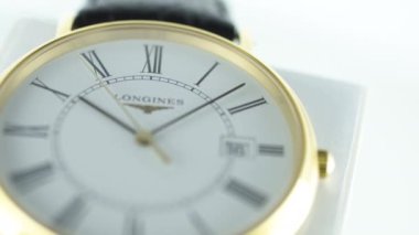 Saint-Imier, İsviçre, 2.02.2020 - Longines altın saati beyaz saat, çevirmeli makro, deri kayış seçici odak. Klasik İsviçre yapımı saatler.