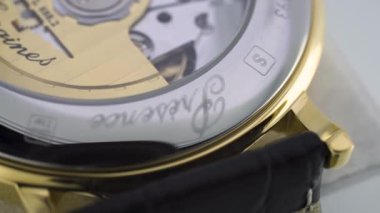 Saint-Imier, İsviçre, 2.02.2020 - Longines arka kasa açık mekanizma makrosu izler. Klasik İsviçre yapımı saatler.