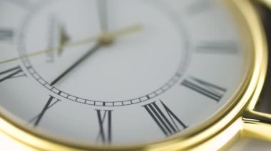 Saint-Imier, İsviçre, 2.02.2020 - Longines altın saati beyaz saat, makro seçici odaklı çevirmeli. Klasik İsviçre yapımı saatler.