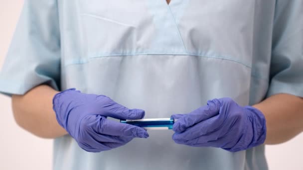 Epidemioloog heeft een test voor coronavirus covid 19. Een hand in steriele handschoenen. — Stockvideo