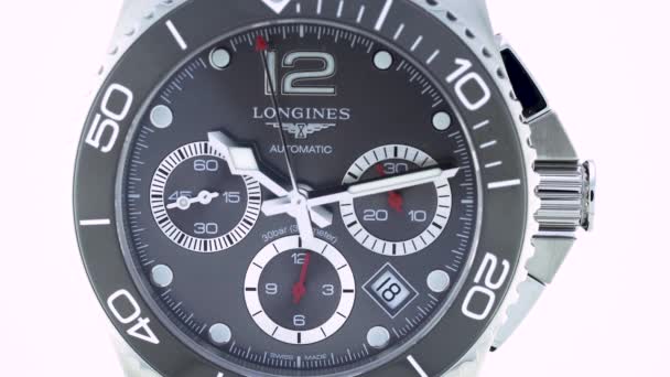 Saint-Imier, Schweiz, 2.02.2020 - Longines klocka svart klocka ansikte urtavla makro. fashionabla moderna schweiziska klockor — Stockvideo