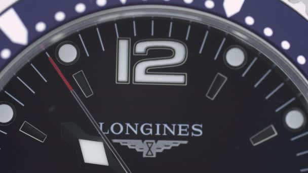 Saint-Imier, Schweiz, 2.02.2020 - Longines klocka svart klocka ansikte urtavla makro. fashionabla moderna schweiziska klockor — Stockvideo