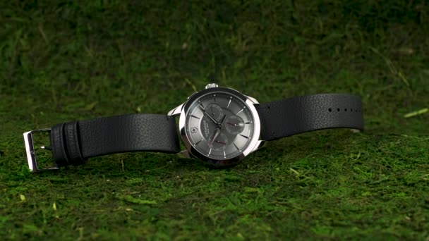 Ibach, Suiza 7.04.2020 - Victorinox Hombre caja de acero inoxidable reloj acostado sobre musgo verde — Vídeos de Stock