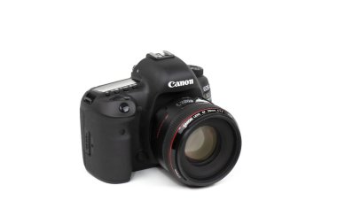 Tokyo, Japonya 22.04.2020: DSLR kamera Canon Mark 5D IV ve Canon EF-50mm 1.2 USM