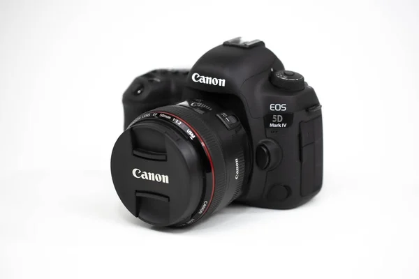 Tokyo, Japan 22.04.2020: DSLR camera Canon Mark 5D IV with Canon EF-50mm 1.2 USM — 스톡 사진