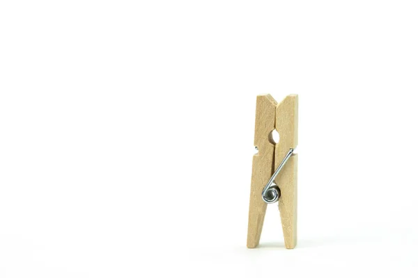 Pinza de madera, de pie solo sobre fondo blanco. concepto de soledad — Foto de Stock