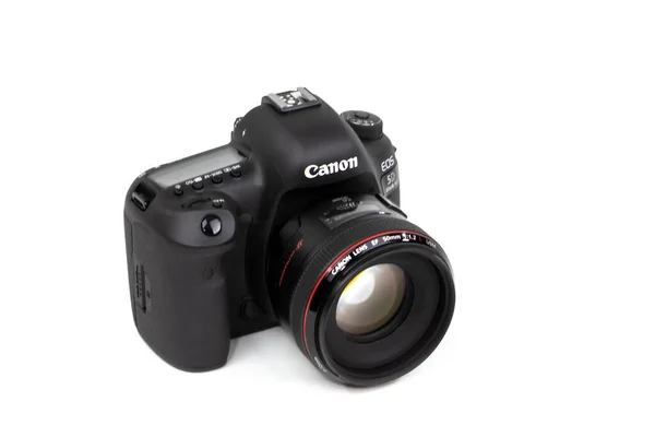 Tokió, Japán 22.04.2020: DSLR kamera Canon Mark 5D IV with Canon EF-50mm 1.2 USM — Stock Fotó