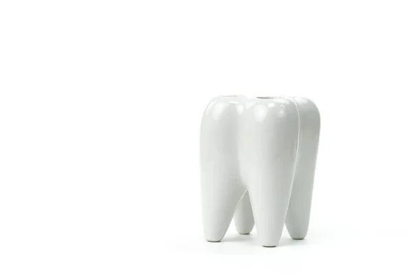 Soporte de cepillo de dientes en forma de diente primario cerca de fondo blanco aislado — Foto de Stock