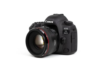 Tokyo, Japonya 22.04.2020: DSLR kamera Canon Mark 5D IV ve Canon EF-50mm 1.2 USM