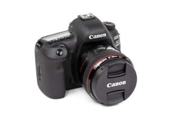 Tokyo, Japonya 22.04.2020: DSLR kamera Canon Mark 5D IV ve Canon EF-50mm 1.2 USM