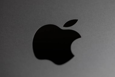 Cupertino, CA, ABD, 22.04.2020: gümüş 16 inçlik MacBook Pro üzerinde siyah Apple logosu