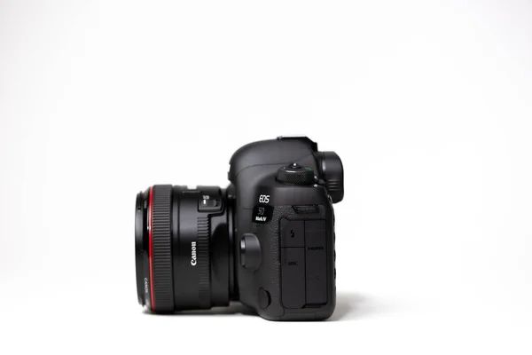 Tokyo, Japan 22.04.2020: DSLR camera Canon Mark 5D IV met Canon EF-50mm 1.2 USM — Stockfoto