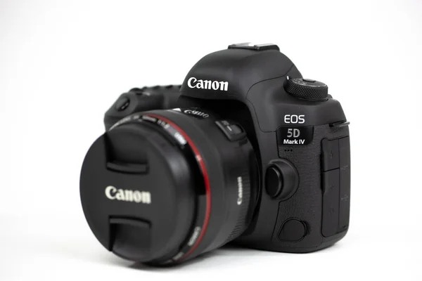 Tokyo, Japan 22.04.2020: DSLR-kamera Canon Mark 5D IV med Canon EF-50mm 1.2 USM — Stockfoto