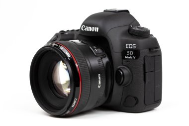 Tokyo, Japonya 22.04.2020: DSLR kamera Canon Mark 5D IV ve Canon EF-50mm 1.2 USM