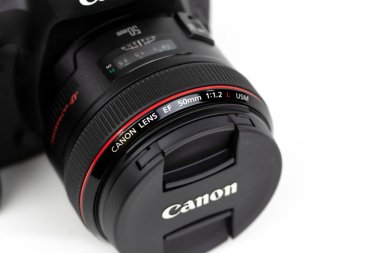 Tokyo, Japonya 22.04.2020: DSLR kamera Canon Mark 5D IV ve Canon EF-50mm 1.2 USM
