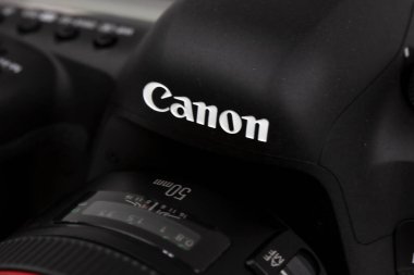Tokyo, Japonya 22.04.2020: DSLR kamera Canon Mark 5D IV