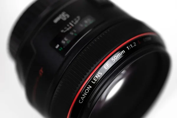 Tokyo, Japonya 22.04.2020: Canon EF-50mm 1.2 USM lens mesafe ölçeği