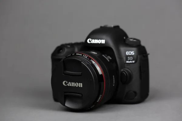 Tokio, Japonsko 22.04.2020: DSLR kamera Canon Mark 5D IV s Canon EF-50mm 1.2 USM — Stock fotografie