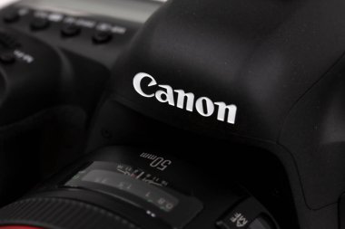 Tokyo, Japonya 22.04.2020: DSLR kamera Canon Mark 5D IV