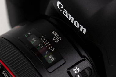 Tokyo, Japonya 22.04.2020: DSLR kamera Canon Mark 5D IV