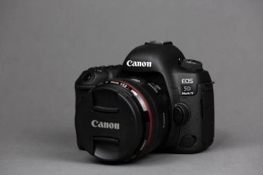 Tokyo, Japonya 22.04.2020: DSLR kamera Canon Mark 5D IV ve Canon EF-50mm 1.2 USM